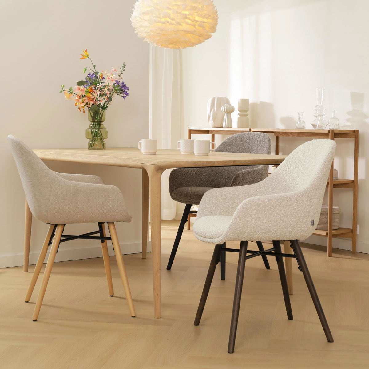 Nena-Mae eetkamerstoel bouclé beige - walnoot houten onderstel