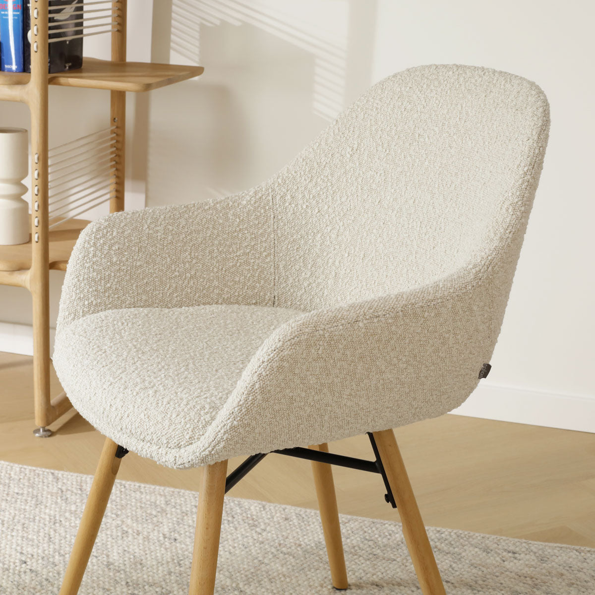Nena-Mae eetkamerstoel bouclé beige - houten onderstel