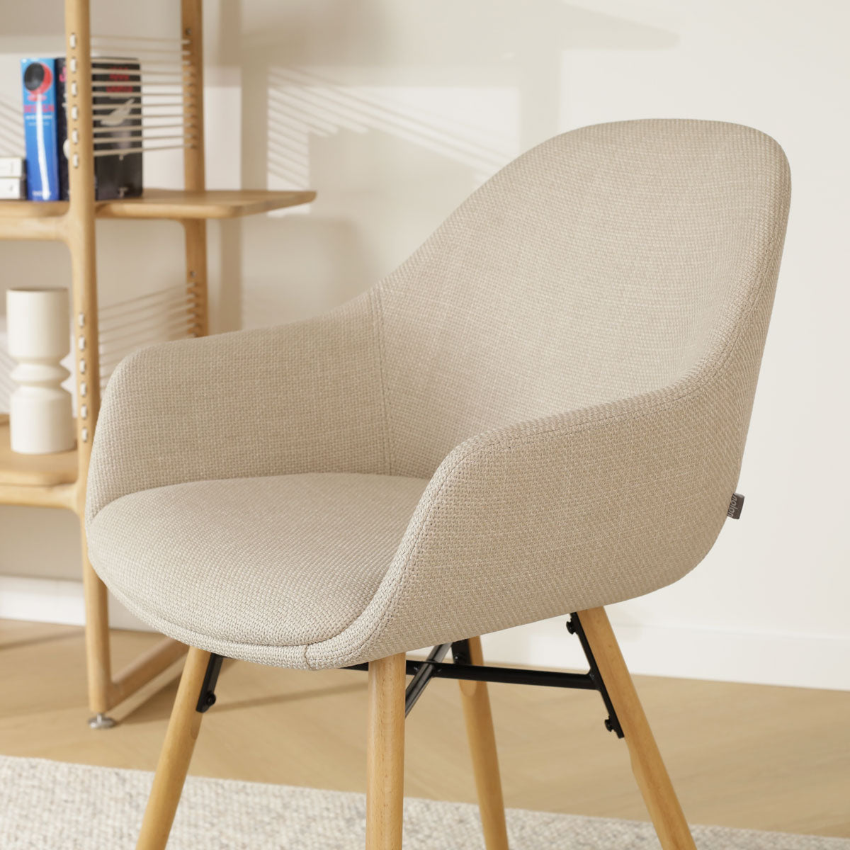 Nena-Mae eetkamerstoel beige - houten onderstel