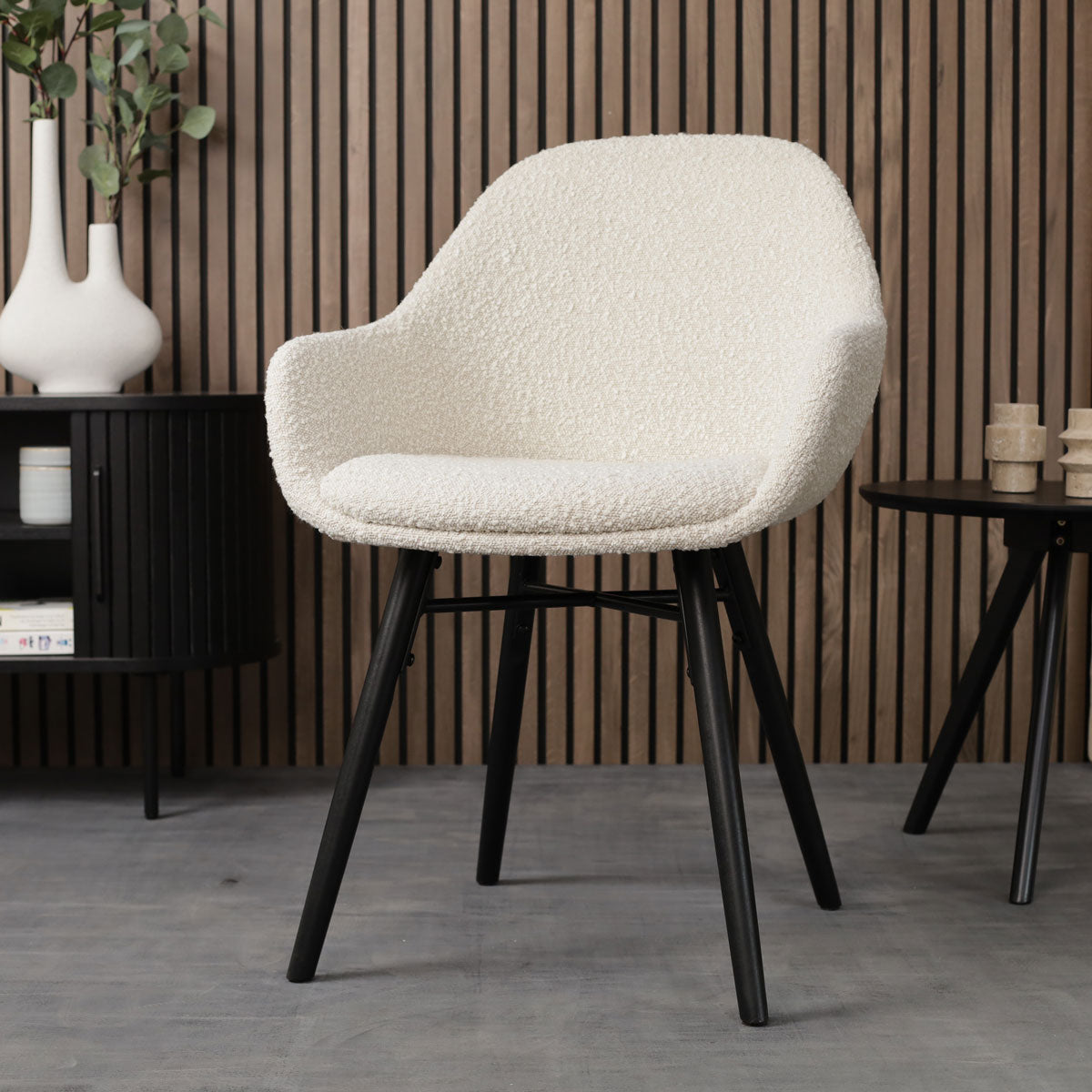 Nena-Mae eetkamerstoel bouclé beige - zwart houten onderstel