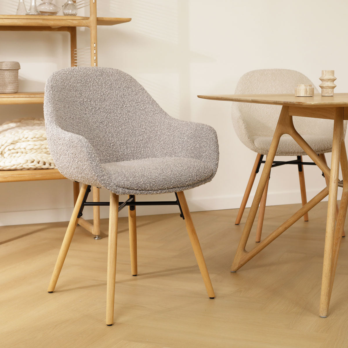 Nena-Mae eetkamerstoel bouclé taupe - houten onderstel