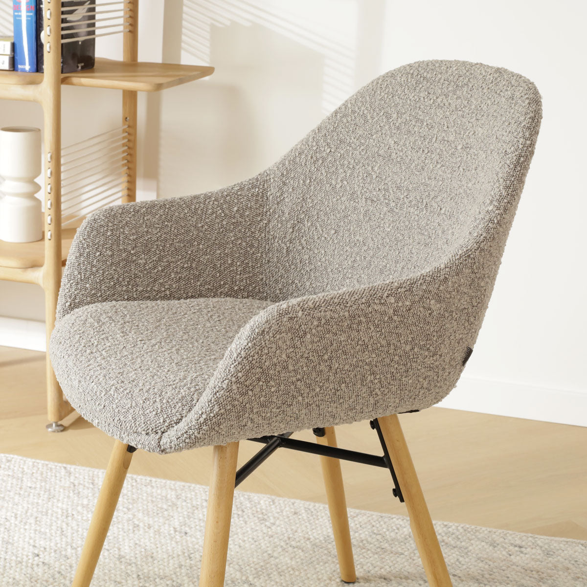 Nena-Mae eetkamerstoel bouclé taupe - houten onderstel