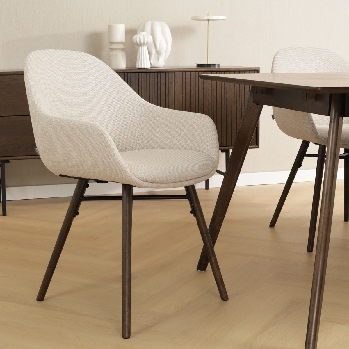 Nena-Mae eetkamerstoel beige - walnoot houten onderstel