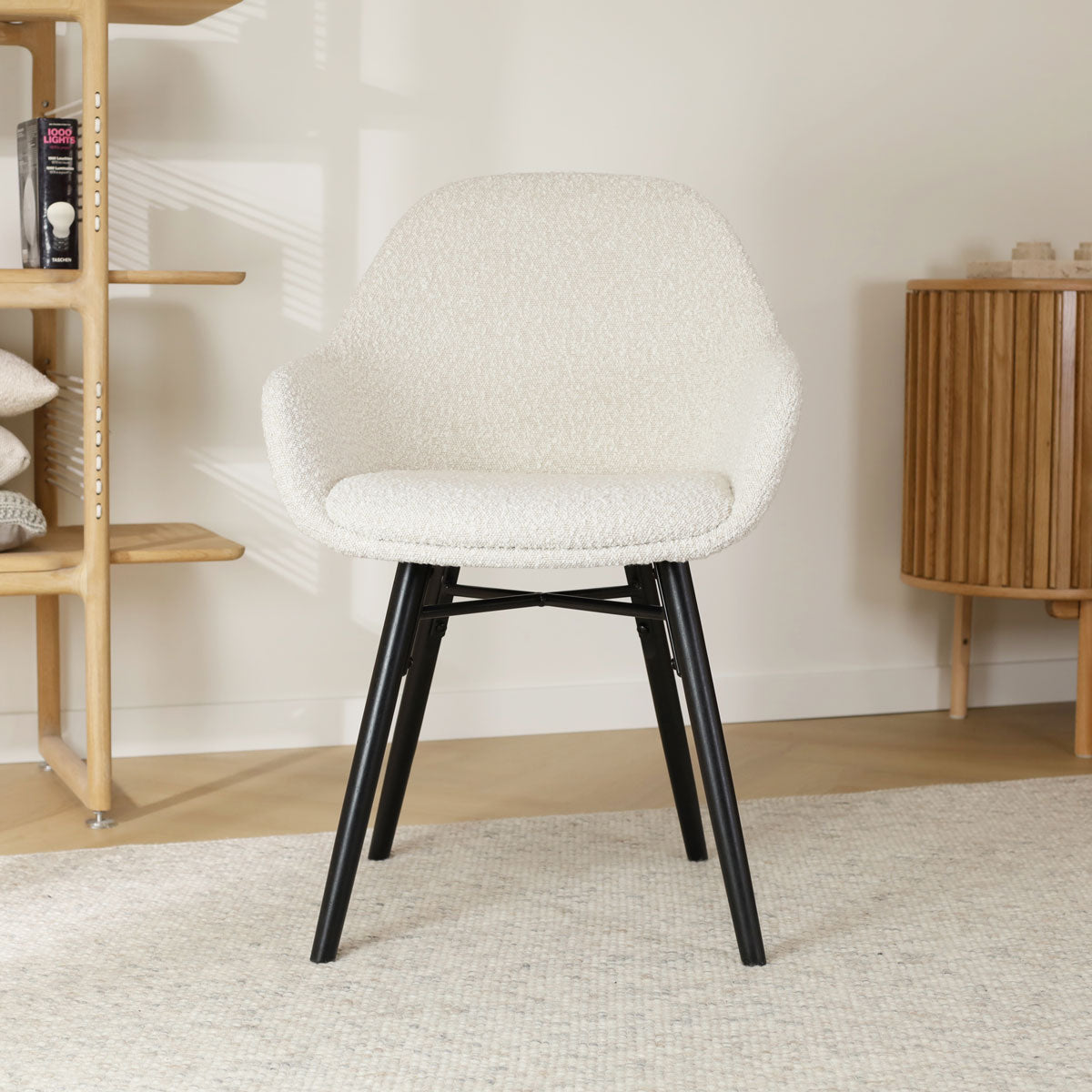 Nena-Mae eetkamerstoel bouclé beige - zwart houten onderstel