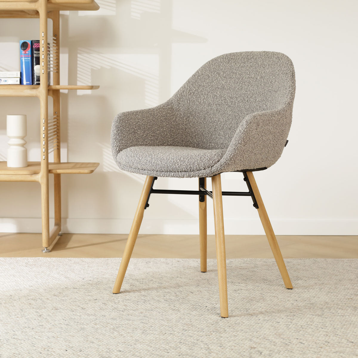 Nena-Mae eetkamerstoel bouclé taupe - houten onderstel