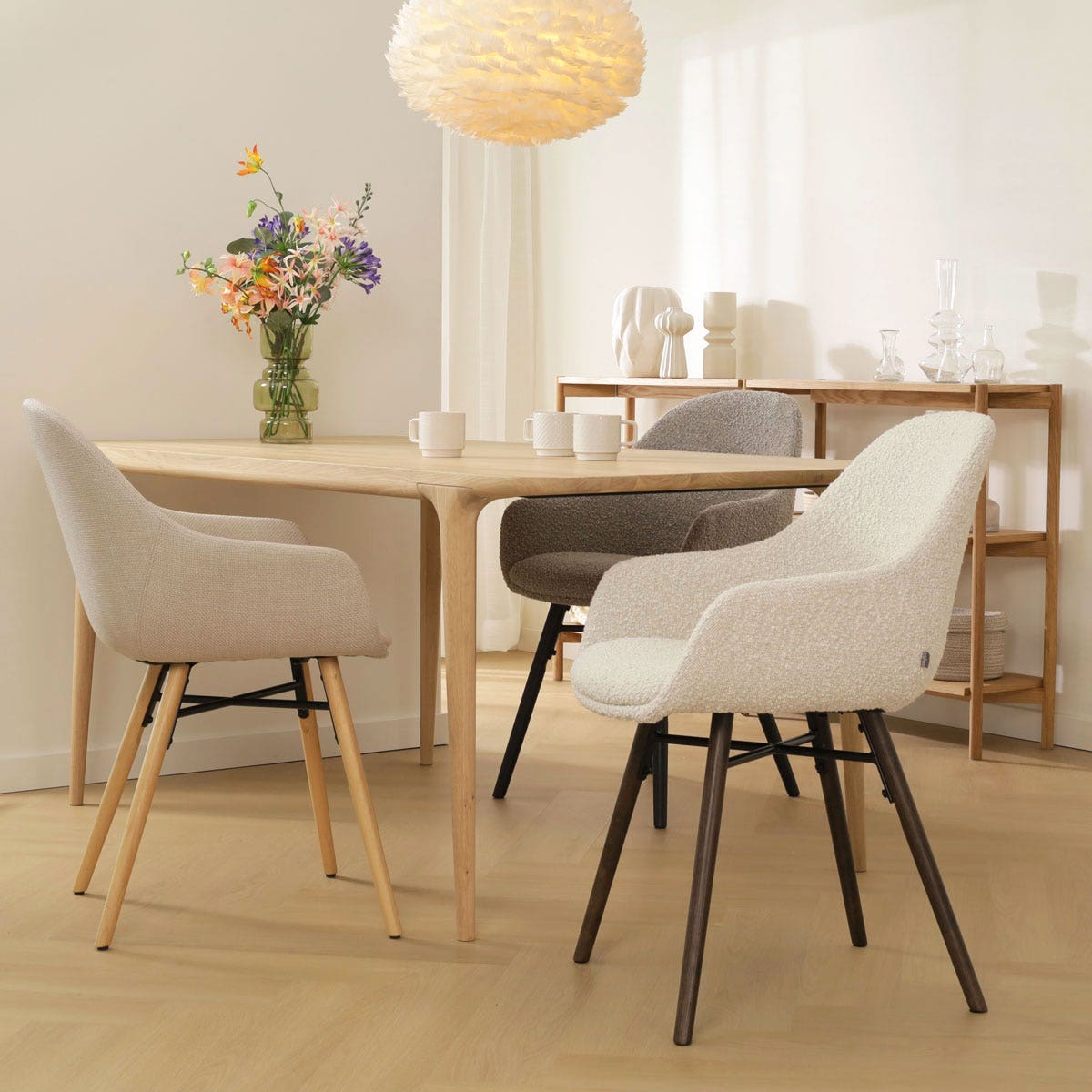 Nena-Mae eetkamerstoel bouclé beige - houten onderstel