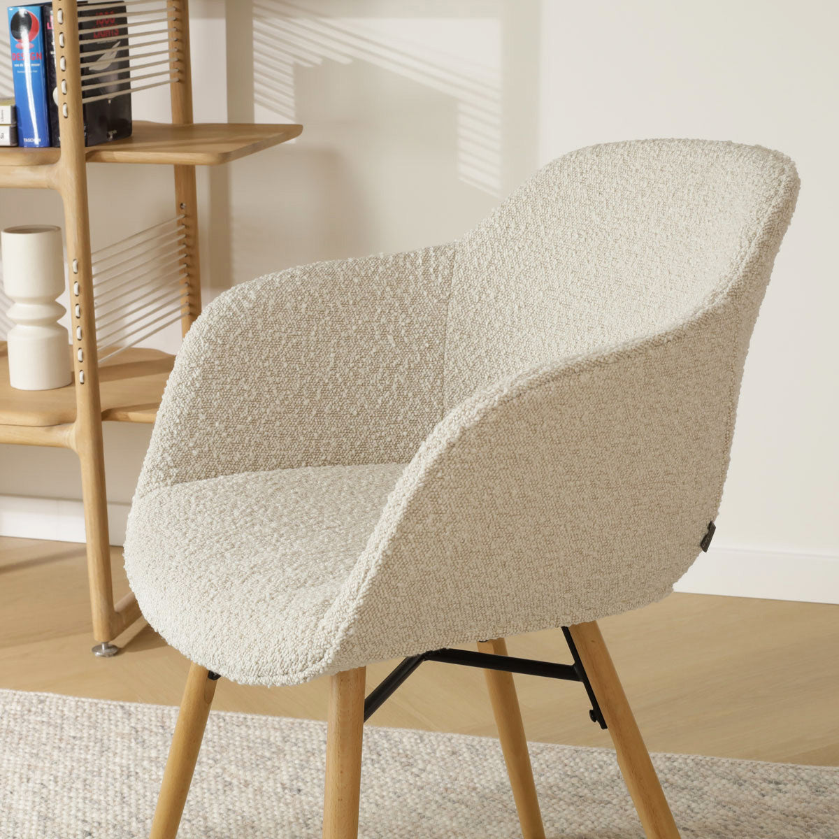 Nena-Mare eetkamerstoel bouclé beige - houten onderstel