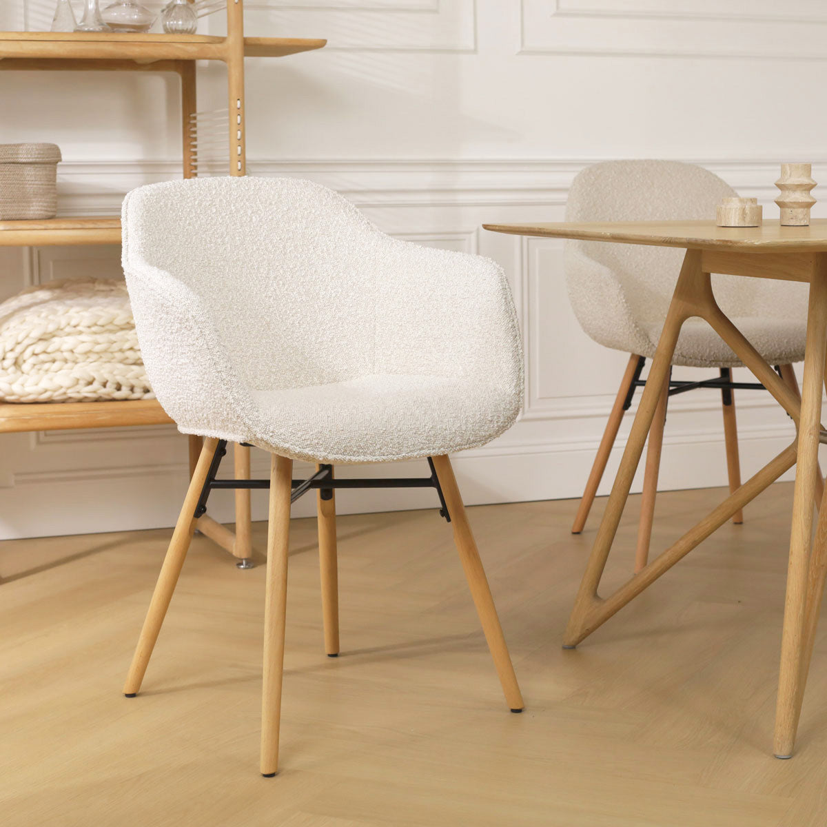 Nena-Mare eetkamerstoel bouclé beige - houten onderstel