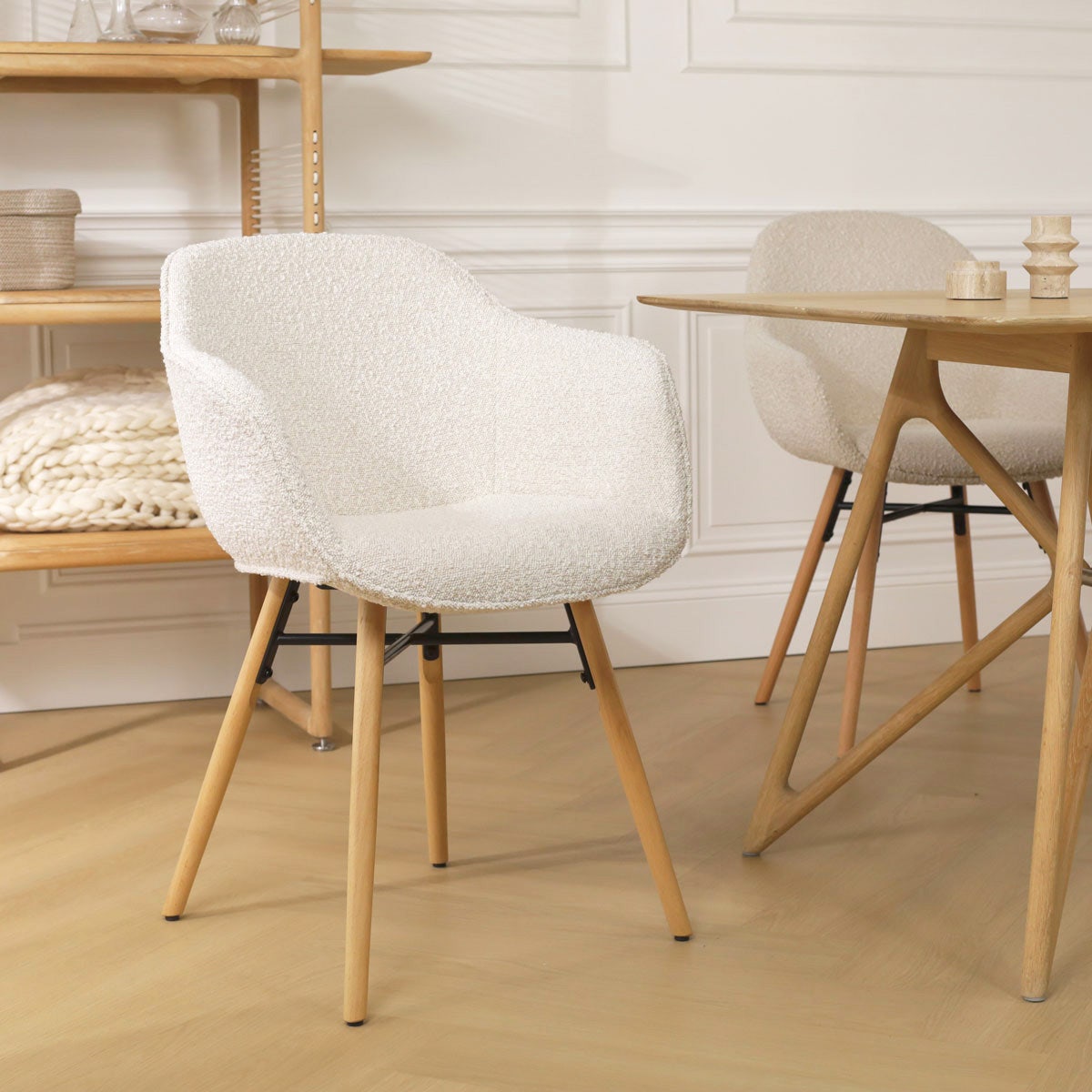 Nena-Mare eetkamerstoel bouclé beige - houten onderstel