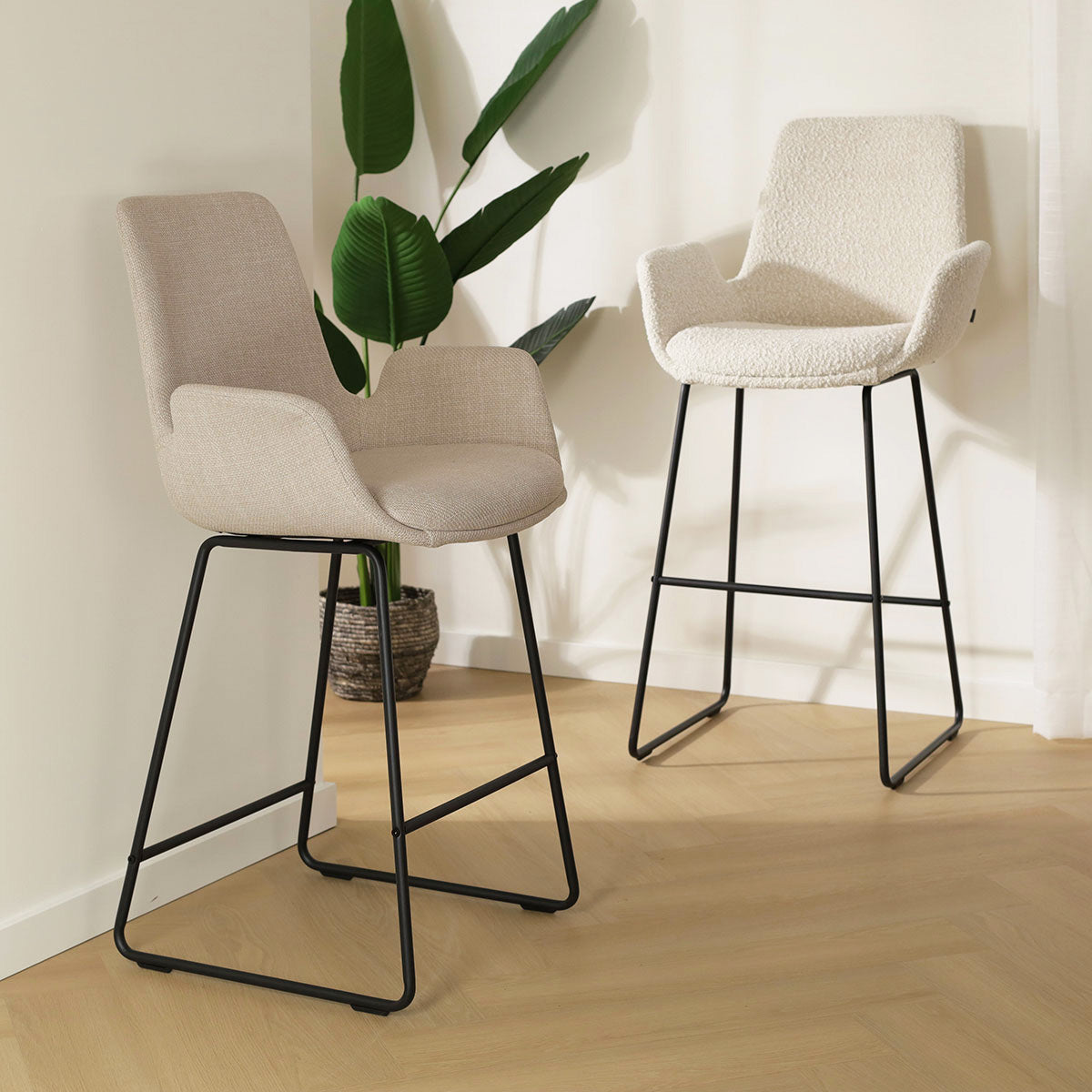 Nino-Eef barkruk beige - zwart onderstel - 65 cm