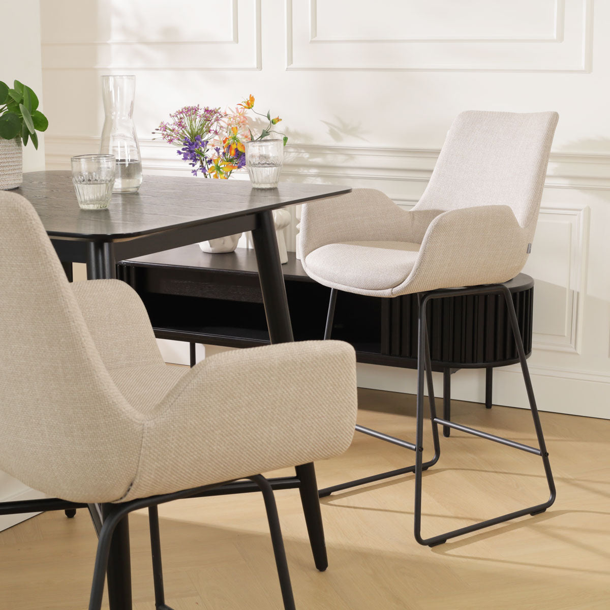 Nino-Eef barkruk beige - zwart onderstel - 75 cm