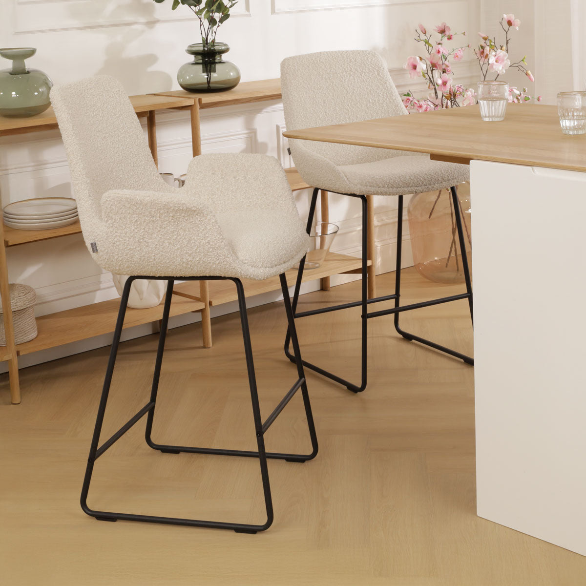 Nino-Eef barkruk bouclé beige - zwart onderstel - 75 cm