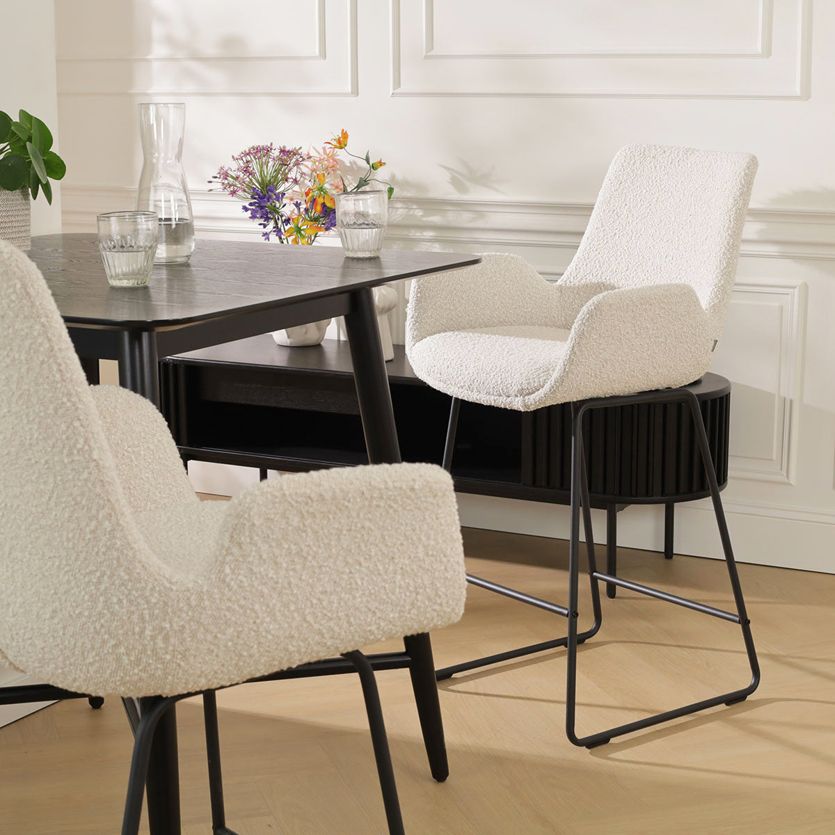 Nino-Eef barkruk bouclé beige - zwart onderstel - 65 cm