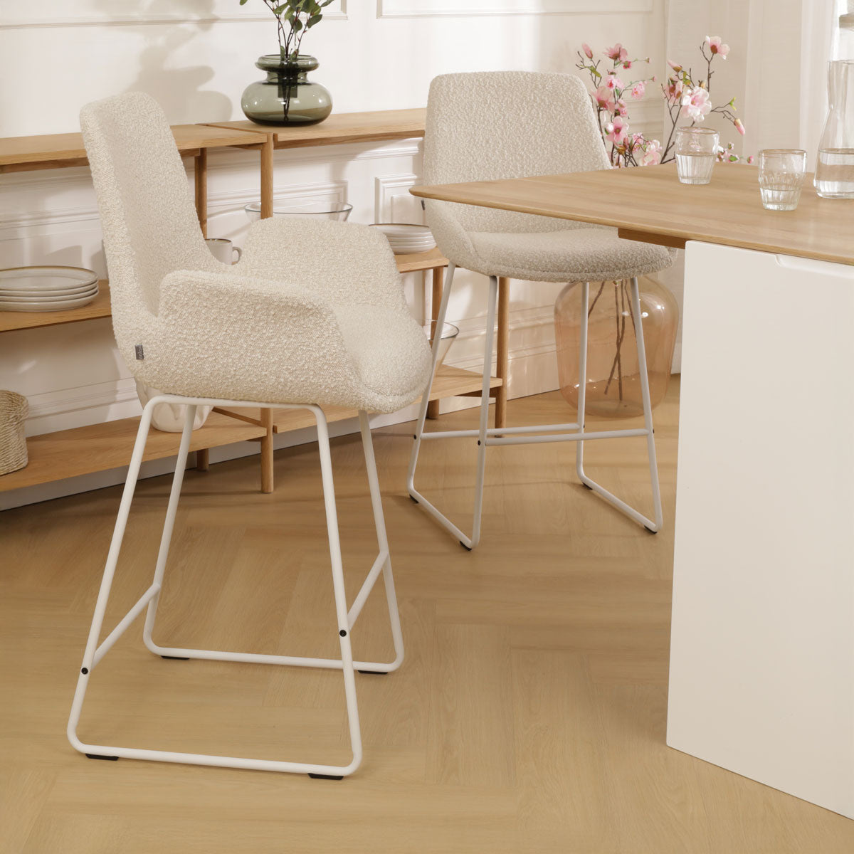 Nino-Eef barkruk bouclé beige - wit onderstel - 75 cm