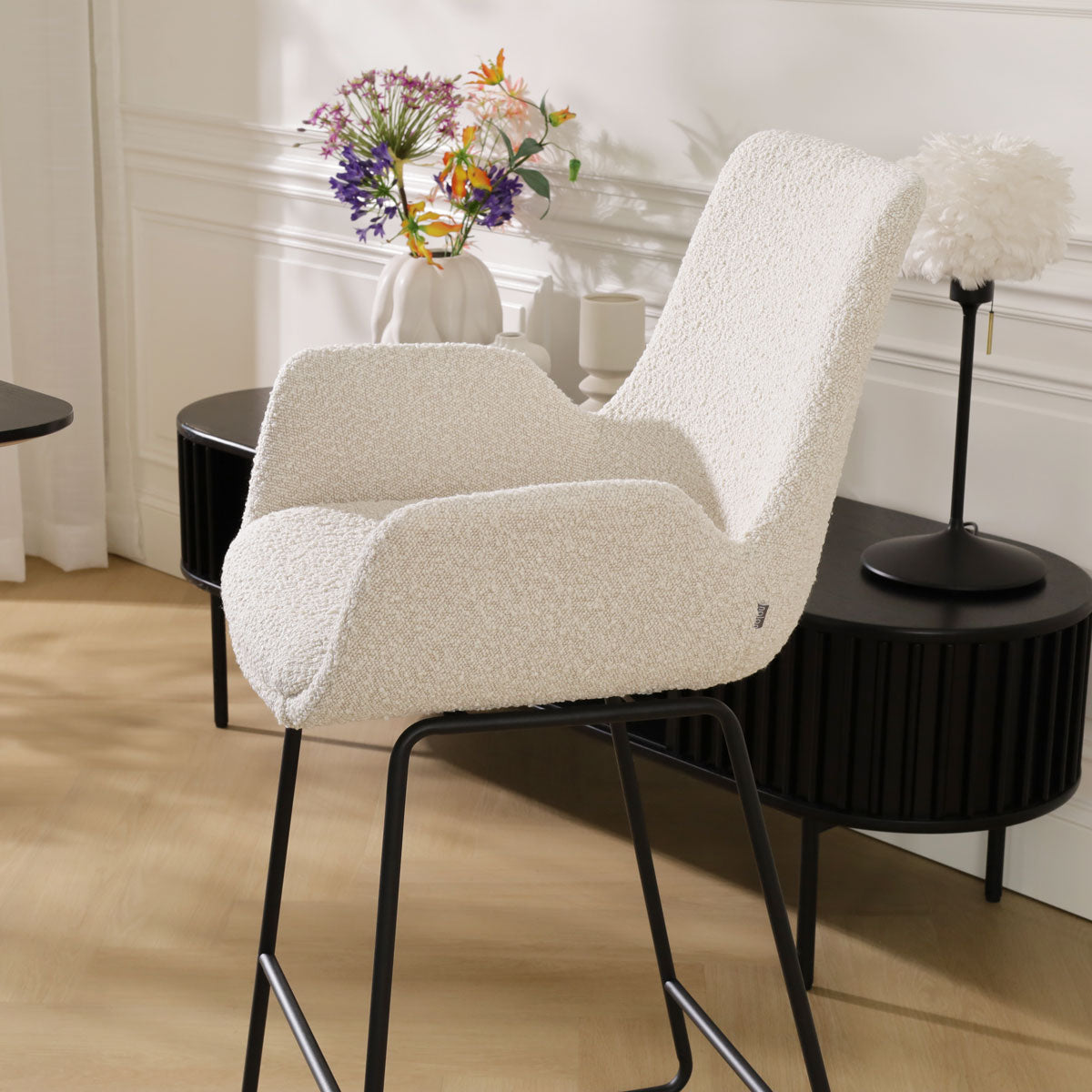 Nino-Eef barkruk bouclé beige - zwart onderstel - 75 cm