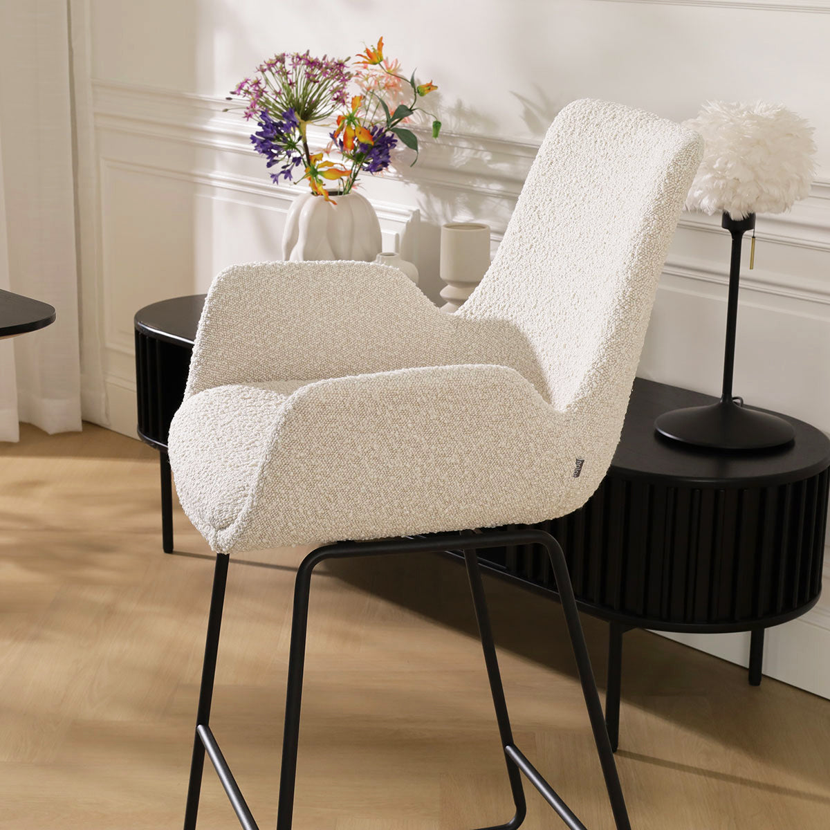 Nino-Eef barkruk bouclé beige - zwart onderstel - 65 cm