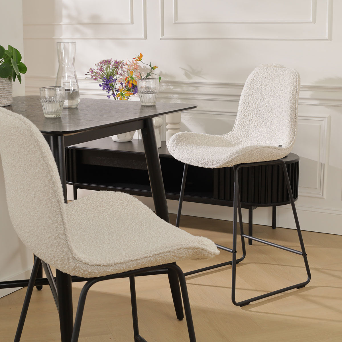 Nino-Fé barkruk bouclé beige - zwart onderstel - 65 cm