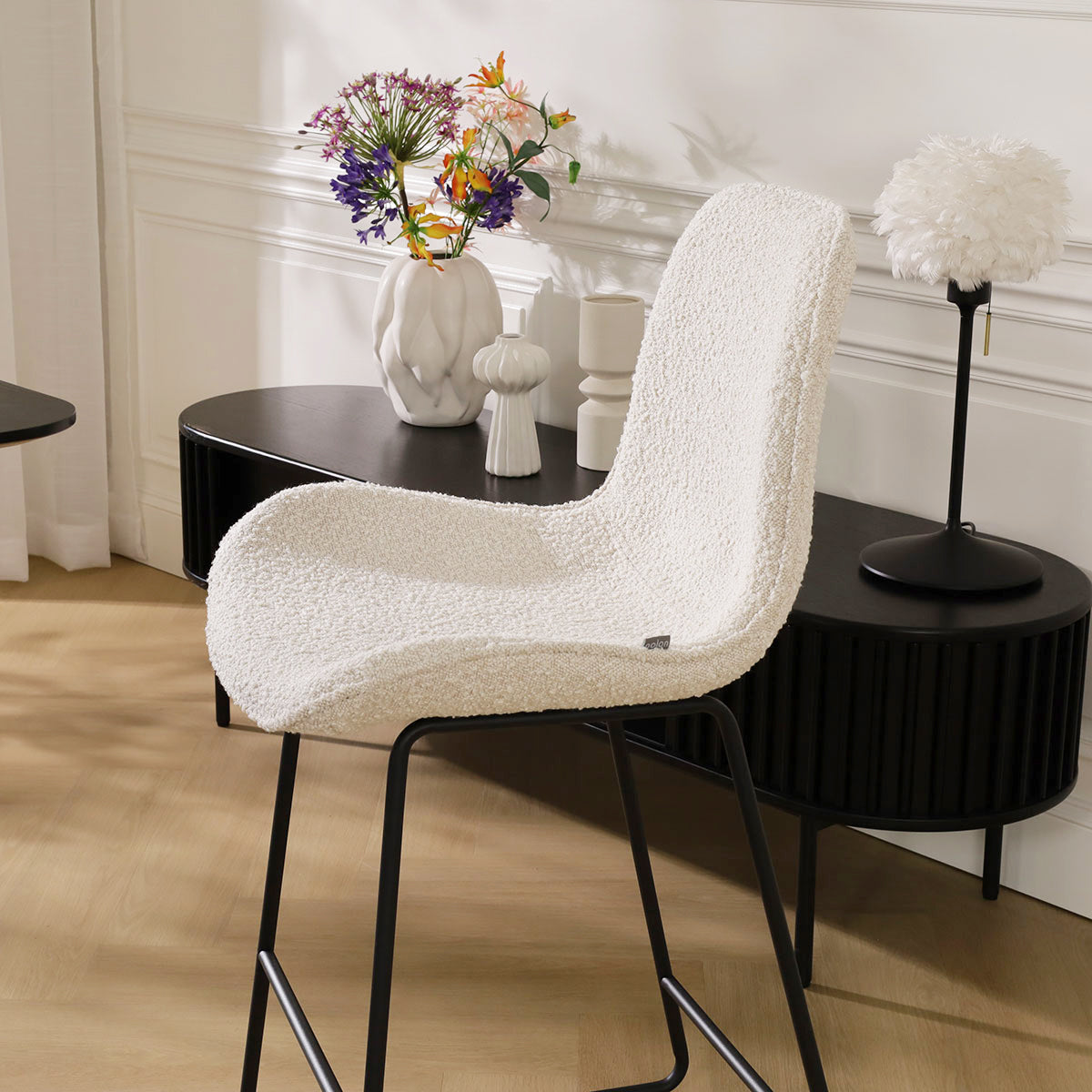 Nino-Fé barkruk bouclé beige - zwart onderstel - 75 cm