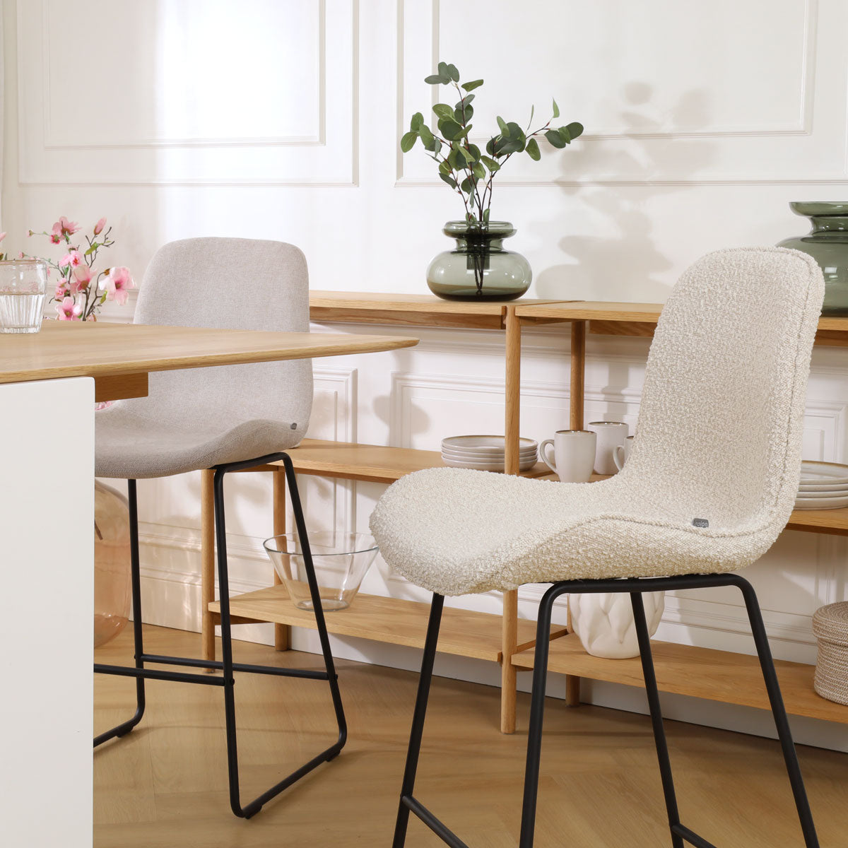 Nino-Fé barkruk bouclé beige - zwart onderstel - 75 cm