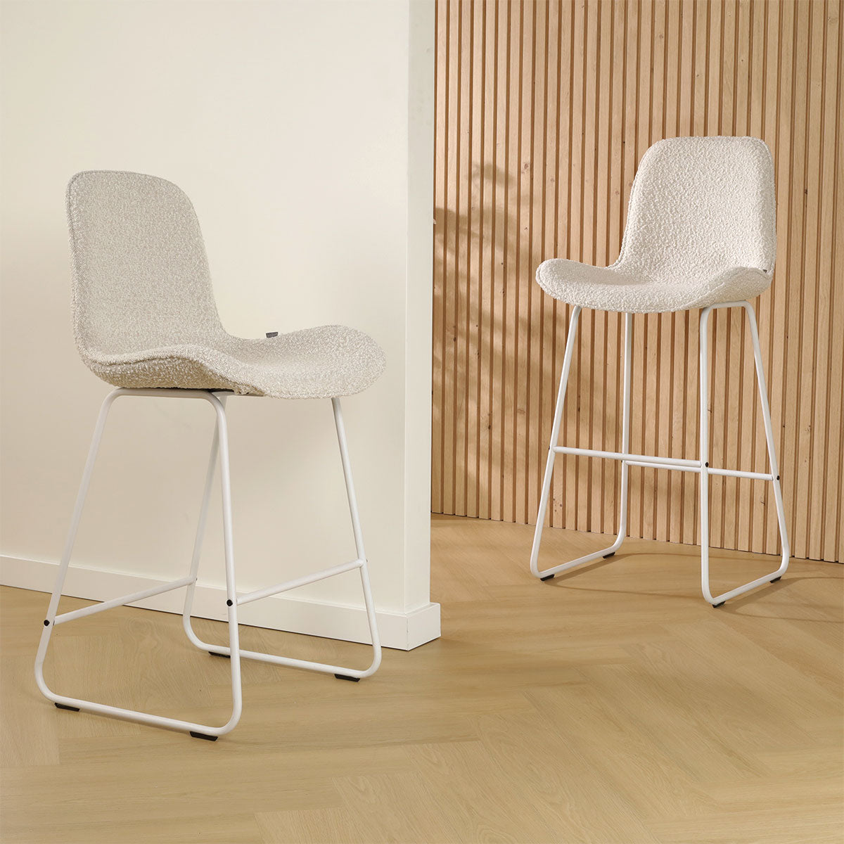 Nino-Fé barkruk bouclé beige - wit onderstel - 75 cm