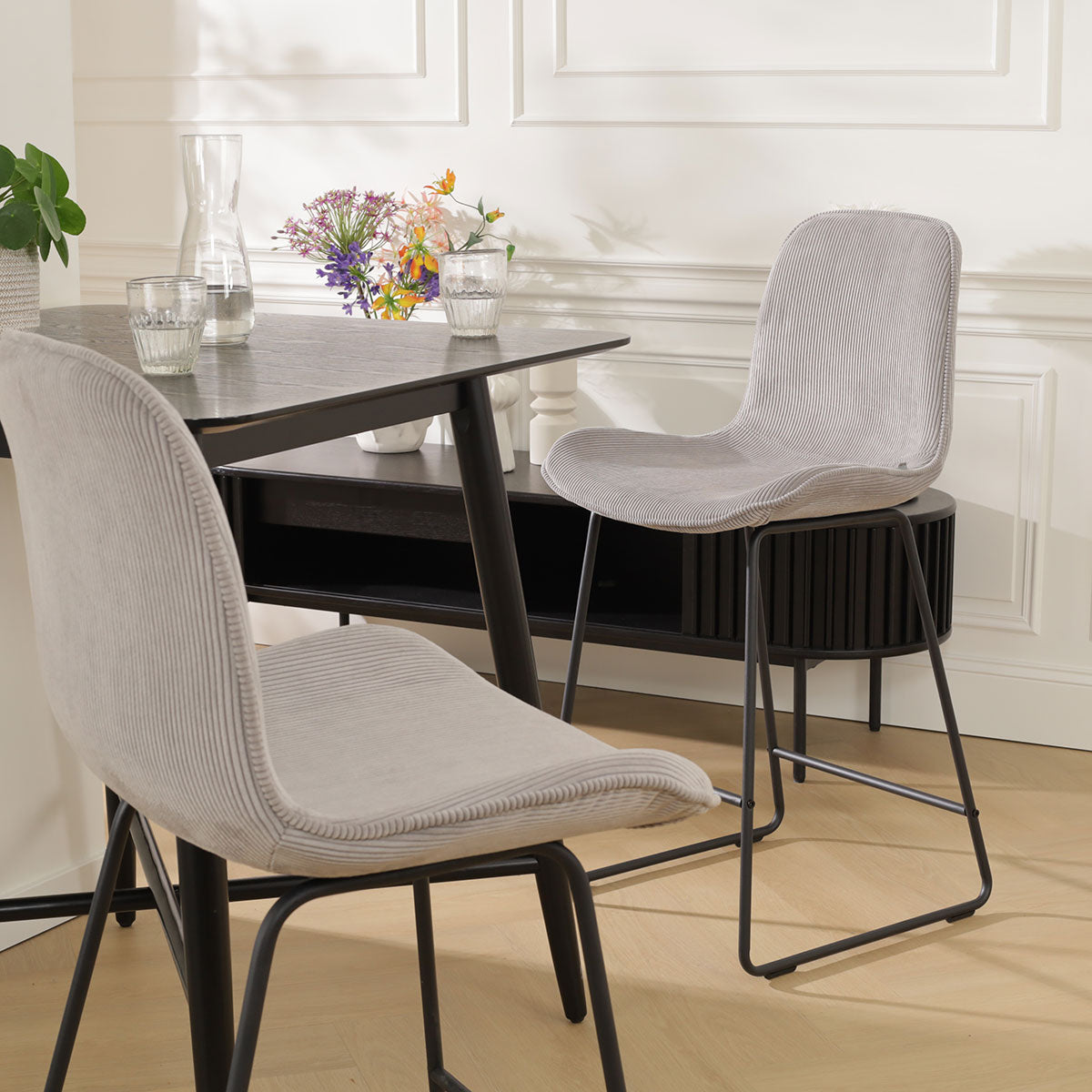 Nino-Fé barkruk rib warm grijs - zwart onderstel - 65 cm