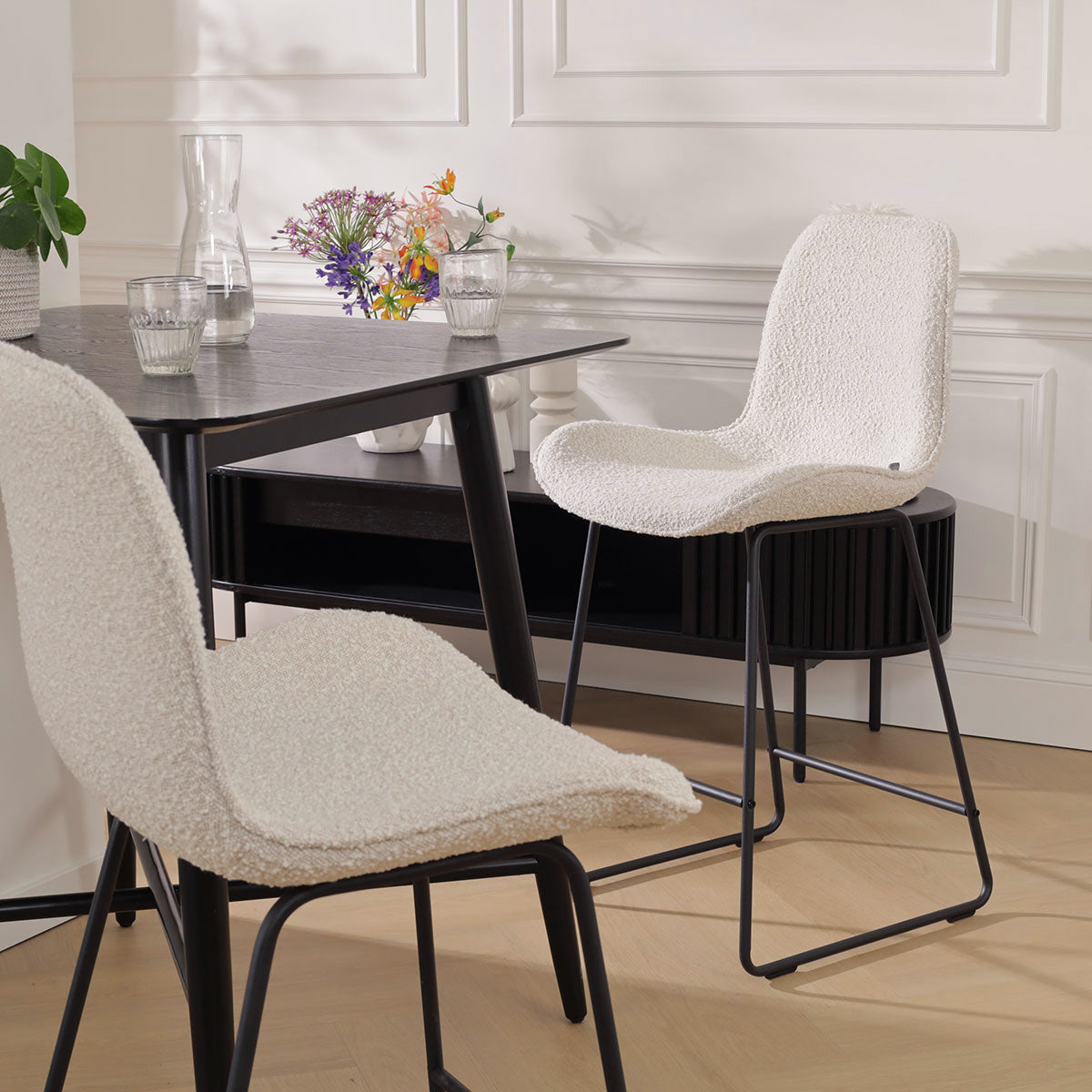 Nino-Fé barkruk bouclé beige - zwart onderstel - 75 cm