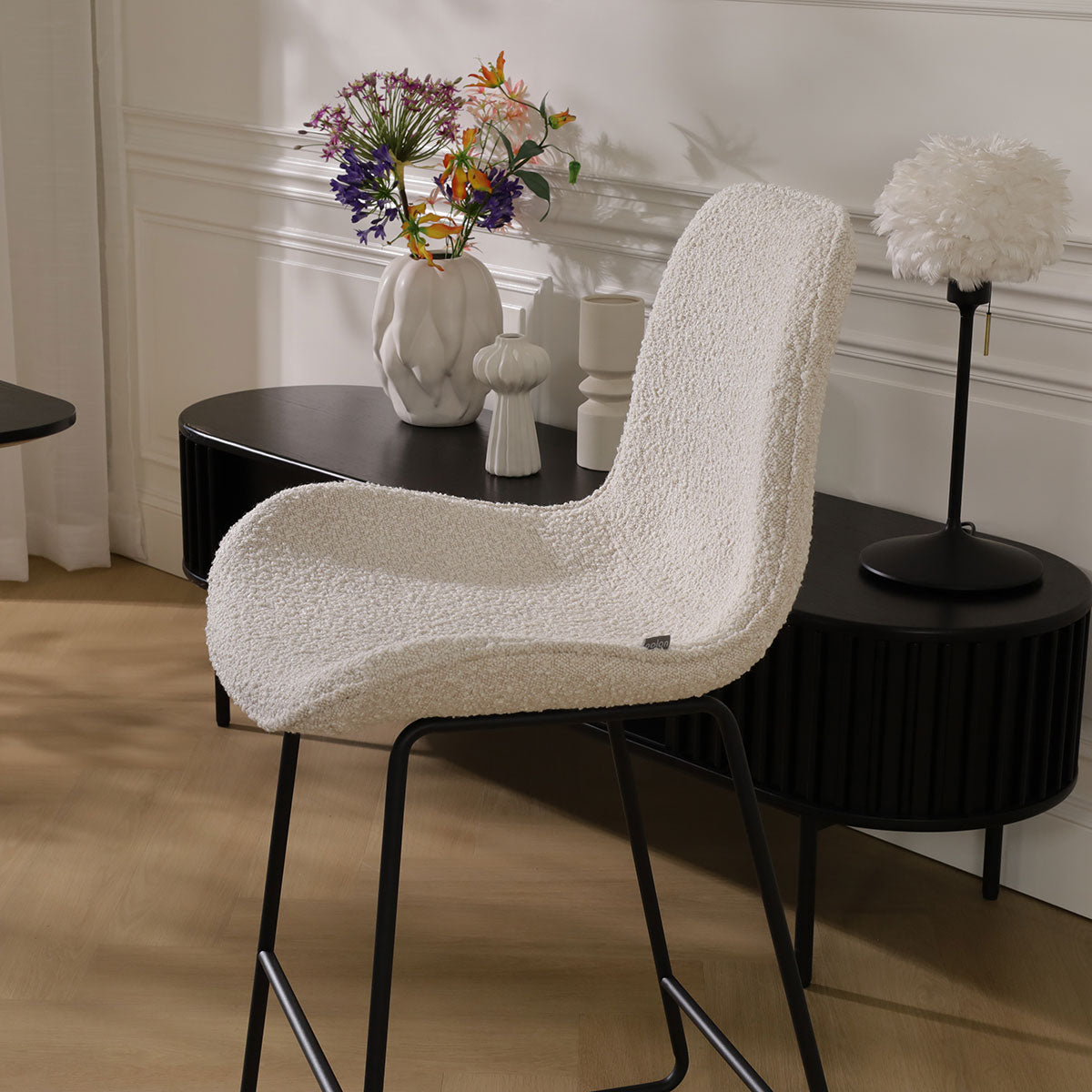 Nino-Fé barkruk bouclé beige - zwart onderstel - 65 cm