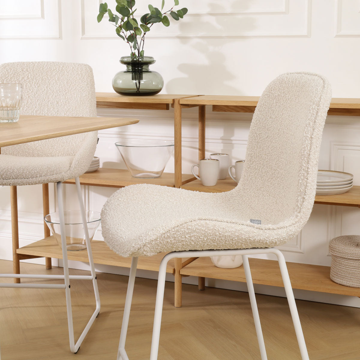 Nino-Fé barkruk bouclé beige - wit onderstel - 65 cm