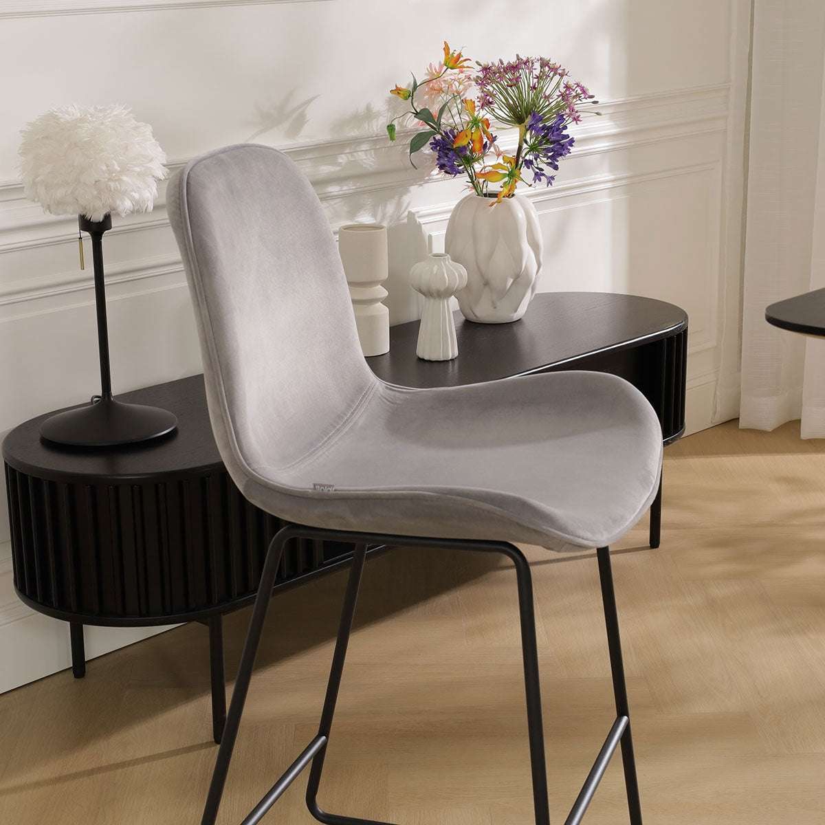 Nino-Fé barkruk velvet grijs - zwart onderstel - 65 cm