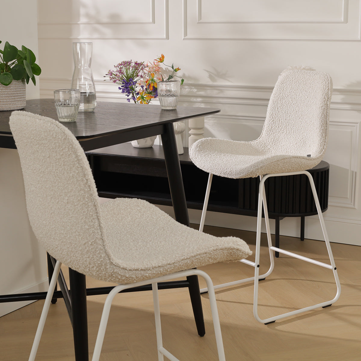 Nino-Fé barkruk bouclé beige - wit onderstel - 65 cm