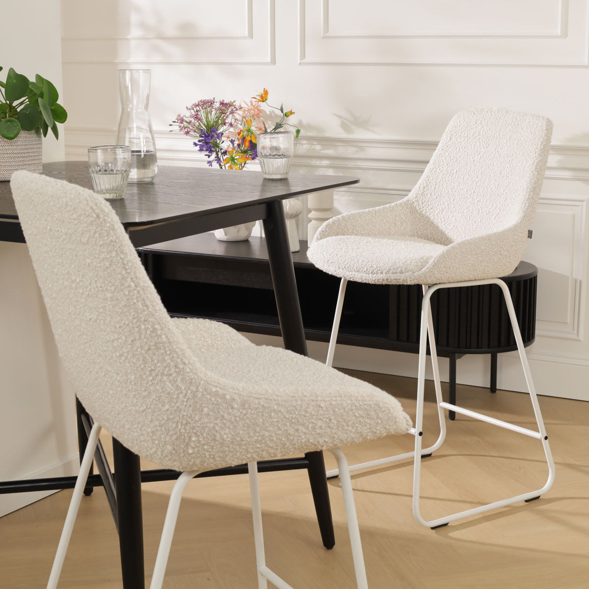 Nino-Isa barkruk bouclé beige - wit onderstel - 65 cm