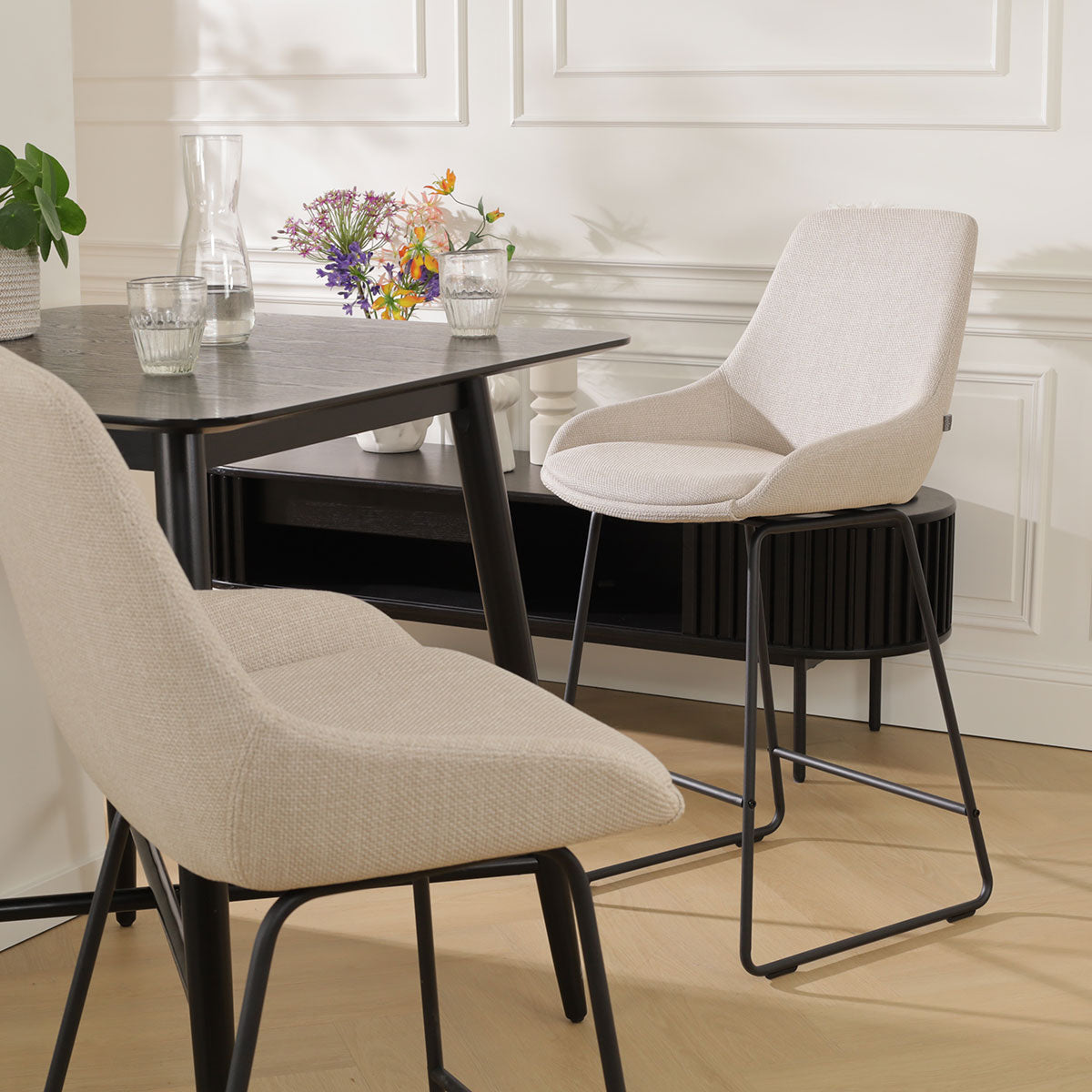 Nino-Isa barkruk beige - zwart onderstel - 75 cm