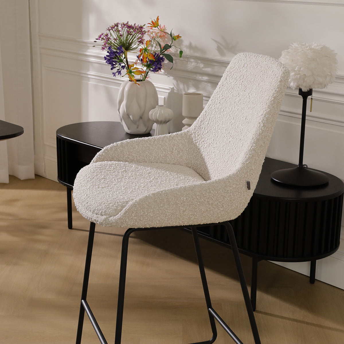 Nino-Isa barkruk bouclé beige - zwart onderstel - 65 cm