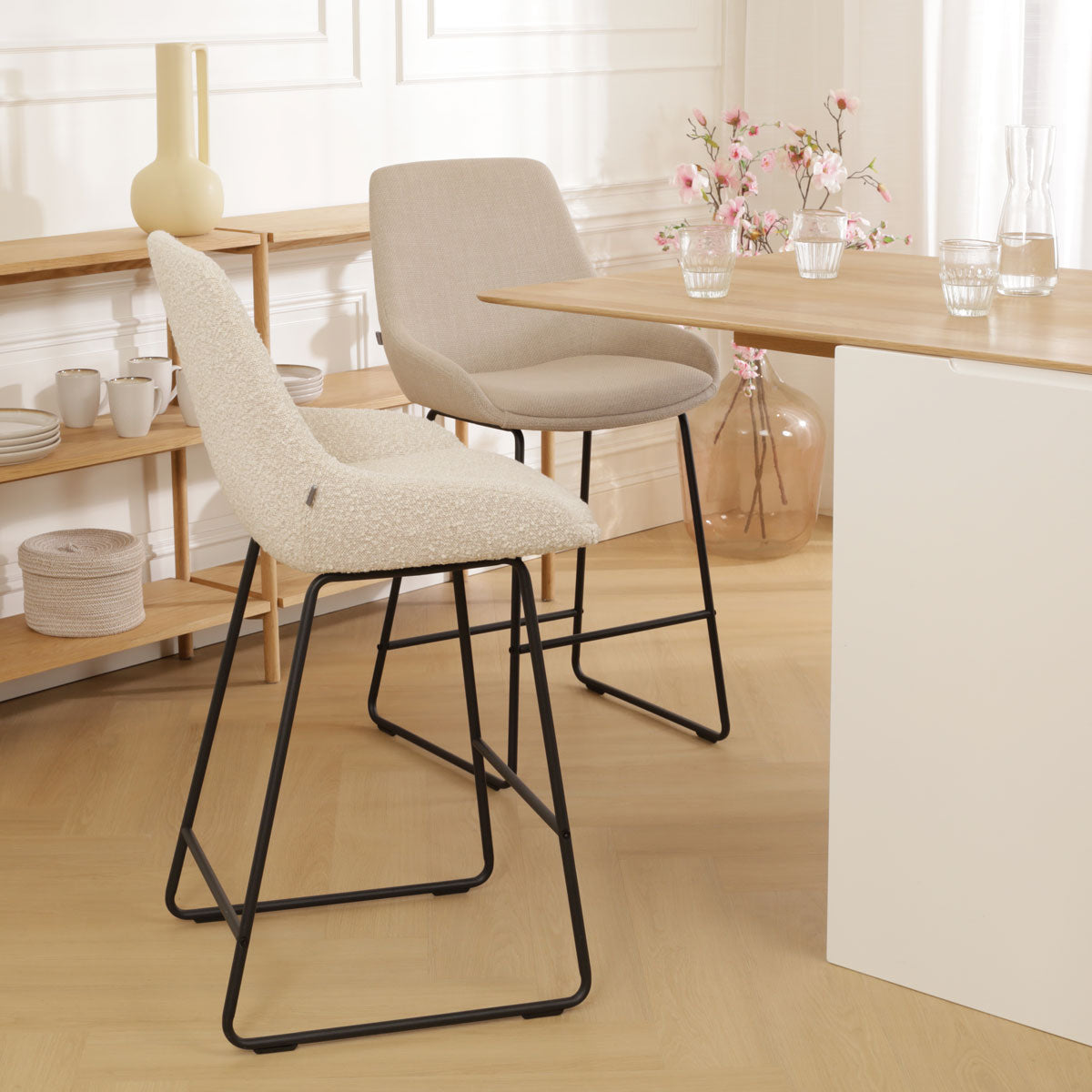 Nino-Isa barkruk bouclé beige - zwart onderstel - 65 cm