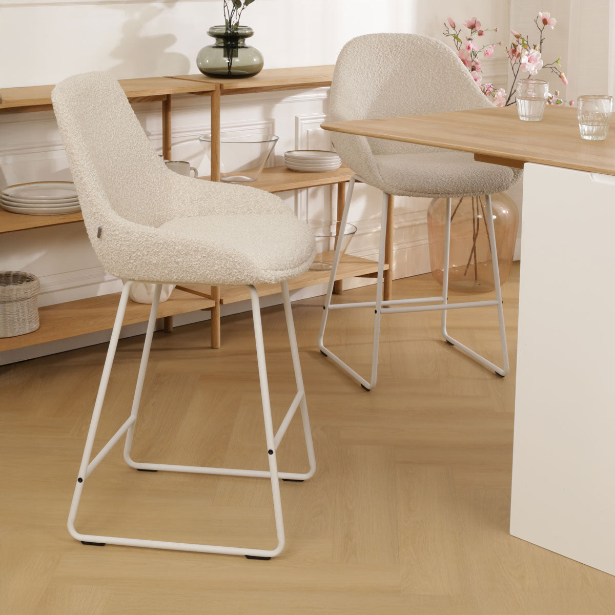 Nino-Isa barkruk bouclé beige - wit onderstel - 65 cm