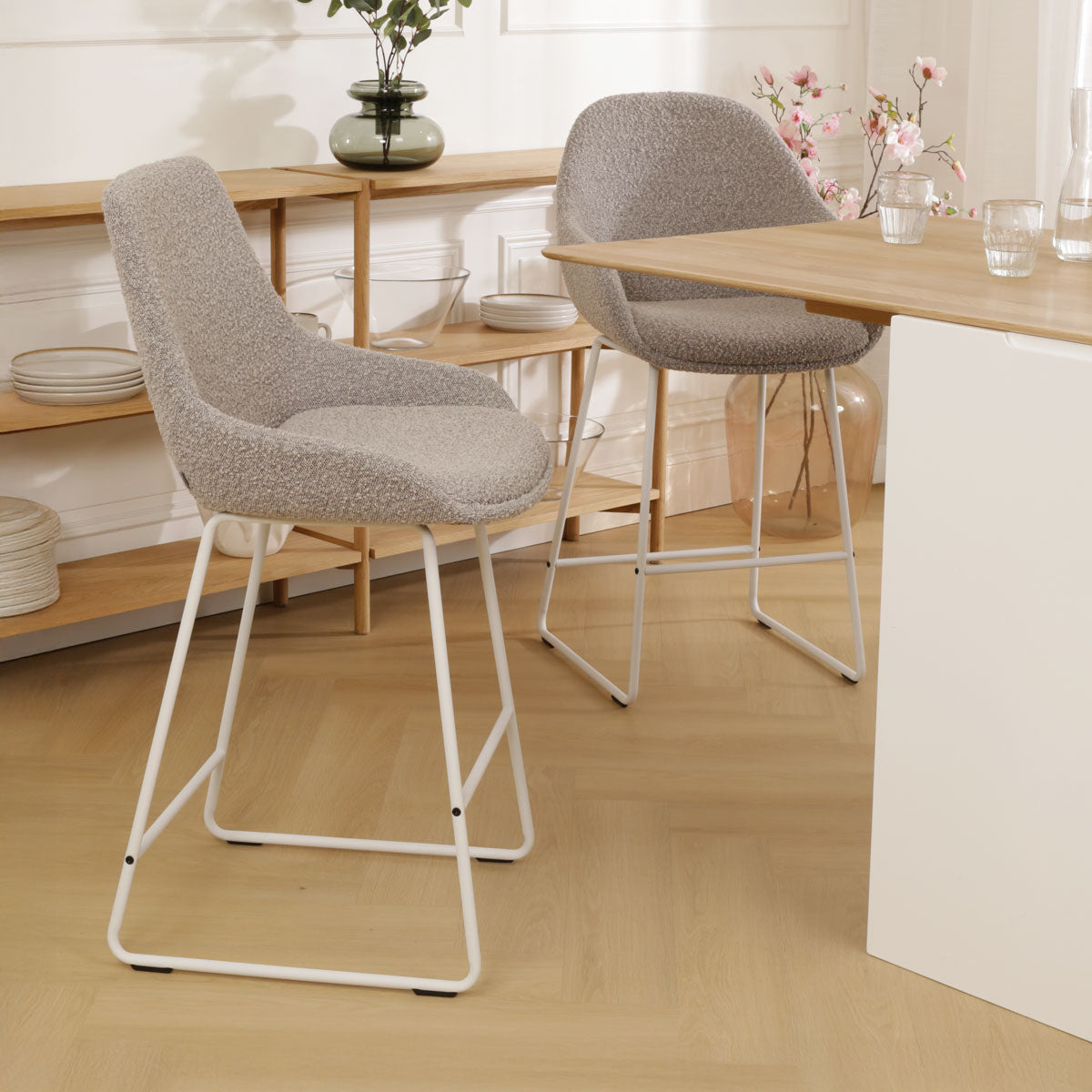 Nino-Isa barkruk bouclé taupe - wit onderstel - 65 cm