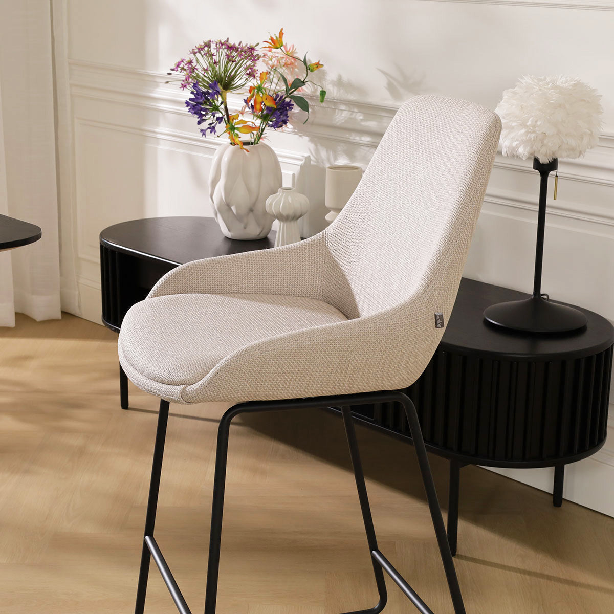 Nino-Isa barkruk beige - zwart onderstel - 65 cm