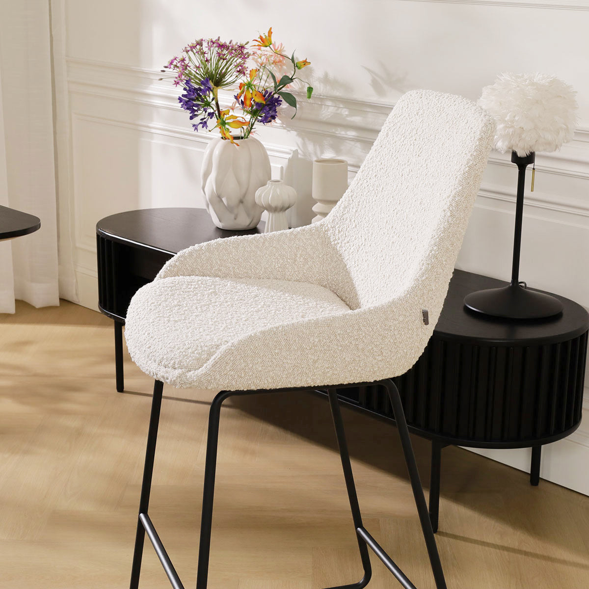 Nino-Isa barkruk bouclé beige - zwart onderstel - 75 cm