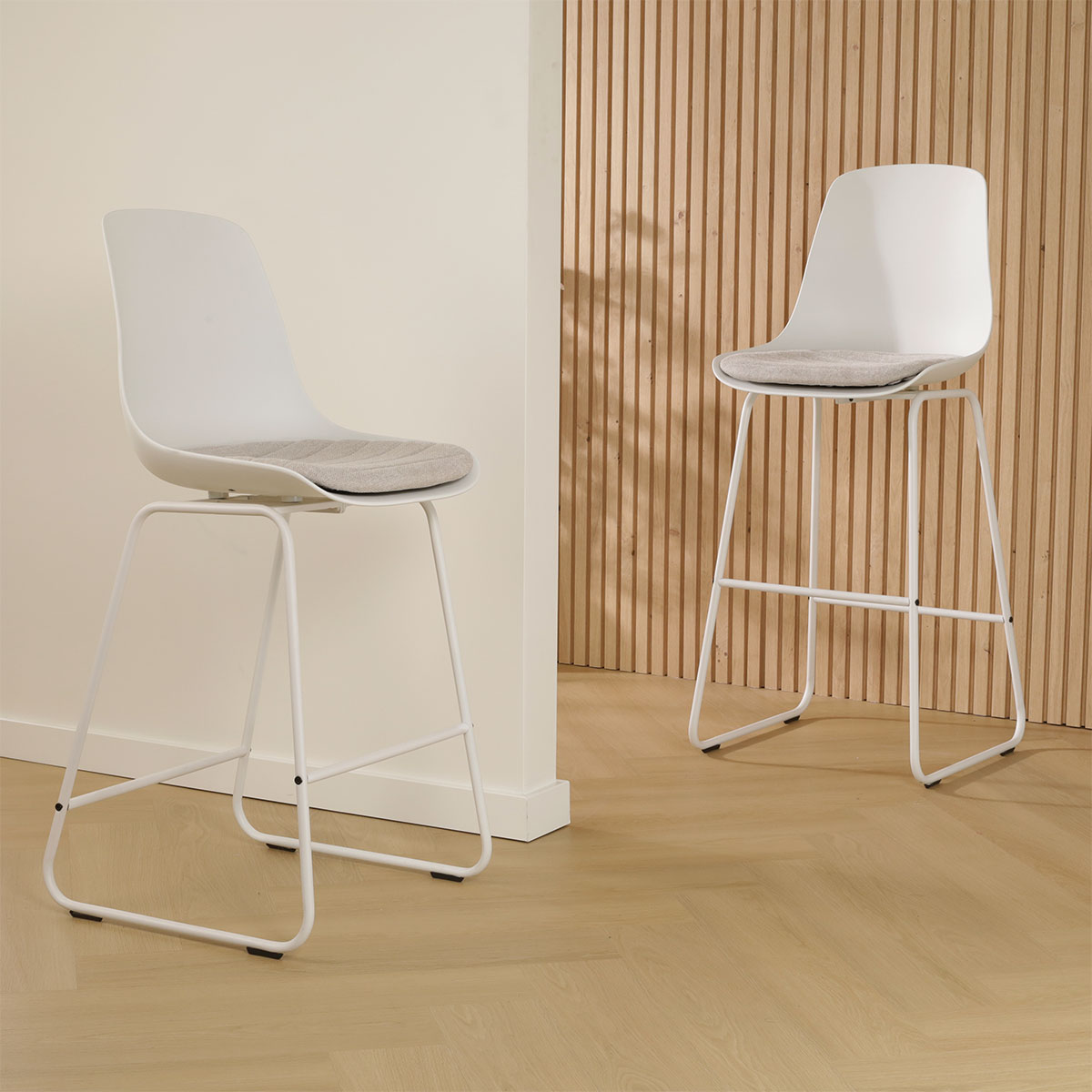 Nino-Liv barkruk wit en beige zitkussen - wit onderstel - 75 cm