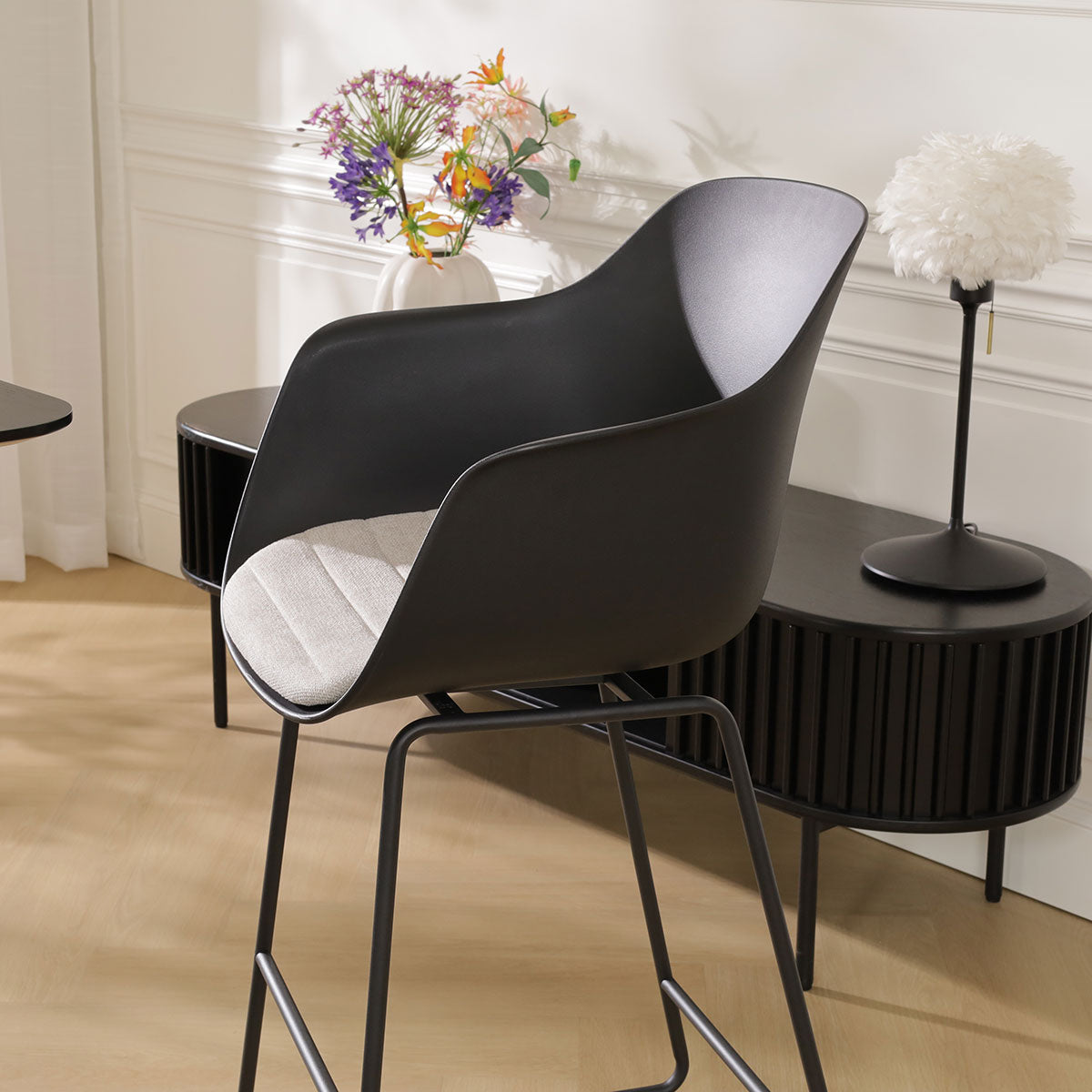 Nino-Liz barkruk zwart met beige zitkussen - zwart onderstel - 75 cm