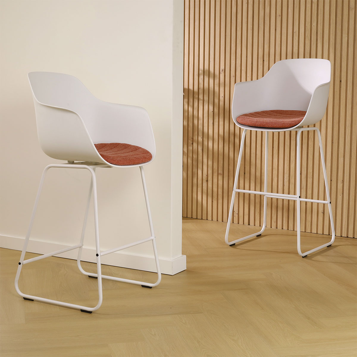 Nino-Liz barkruk wit met terracotta rood zitkussen - wit onderstel - 75 cm