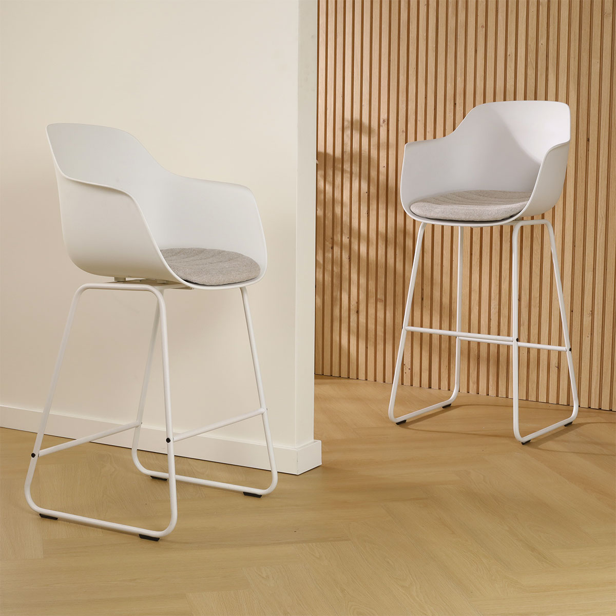 Nino-Liz barkruk wit en beige zitkussen - wit onderstel - 75 cm