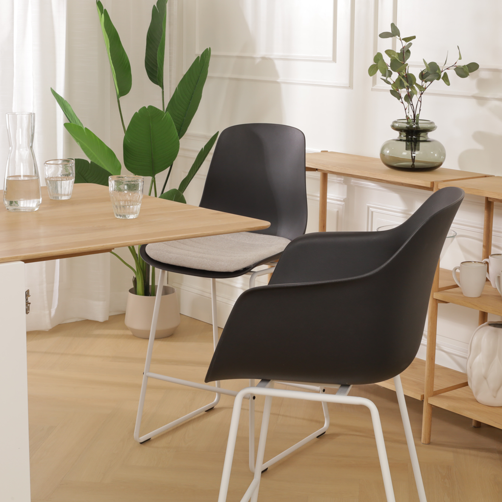 Nino-Liz barkruk zwart met beige zitkussen - wit onderstel - 65 cm
