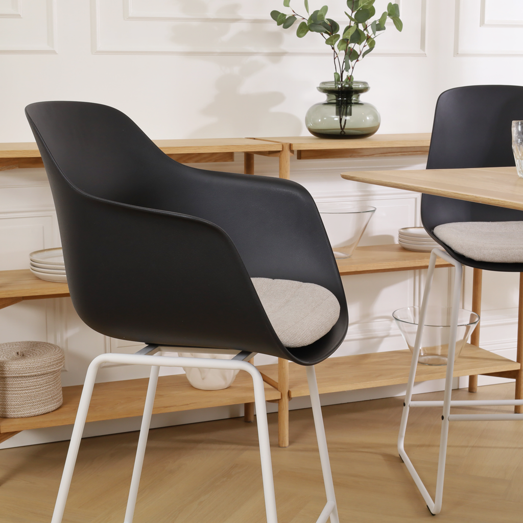 Nino-Liz barkruk zwart met beige zitkussen - wit onderstel - 65 cm
