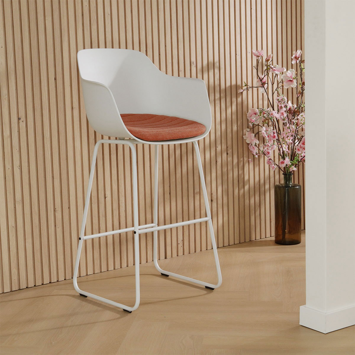 Nino-Liz barkruk wit met terracotta rood zitkussen - wit onderstel - 75 cm