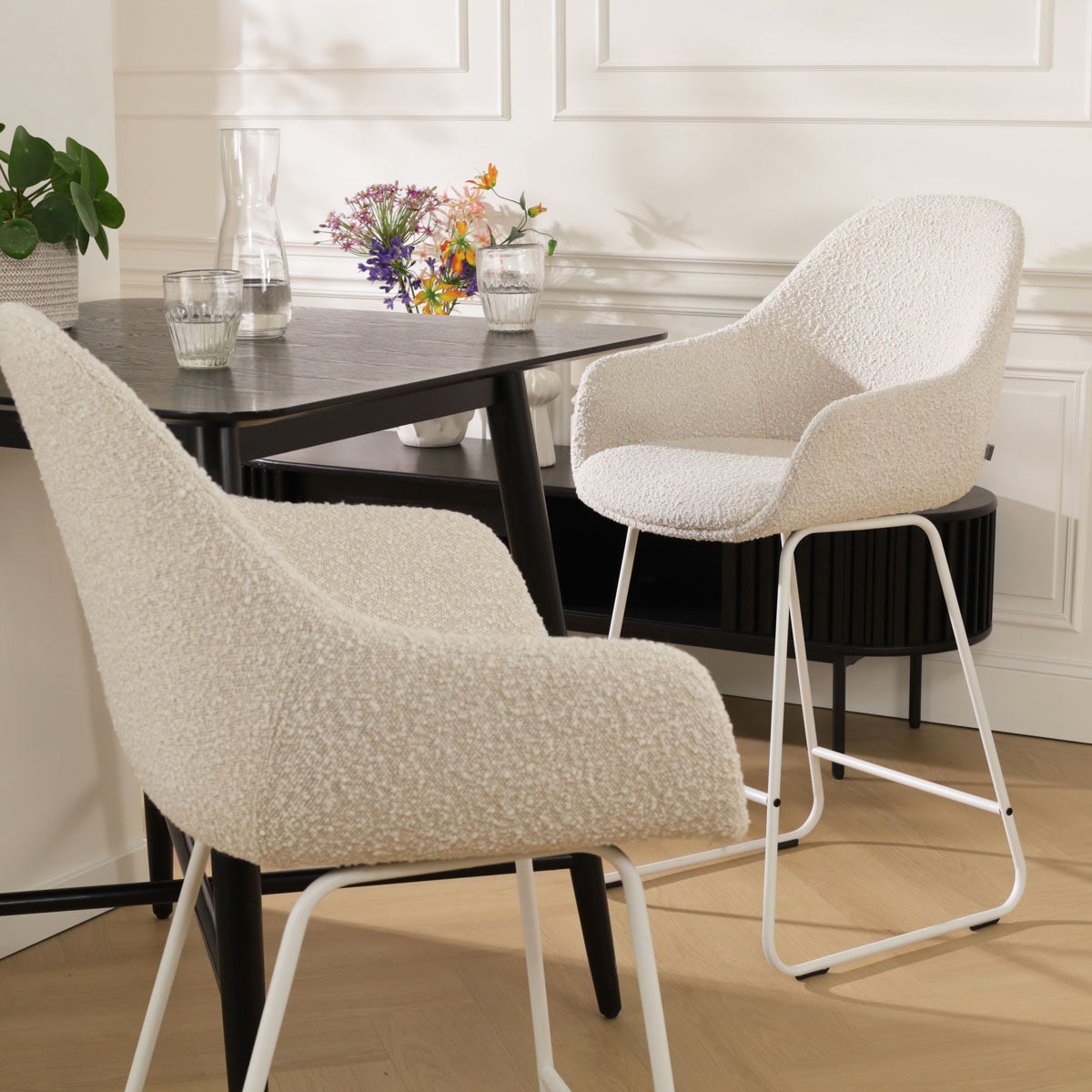 Nino-Mae barkruk bouclé beige - wit onderstel - 65 cm