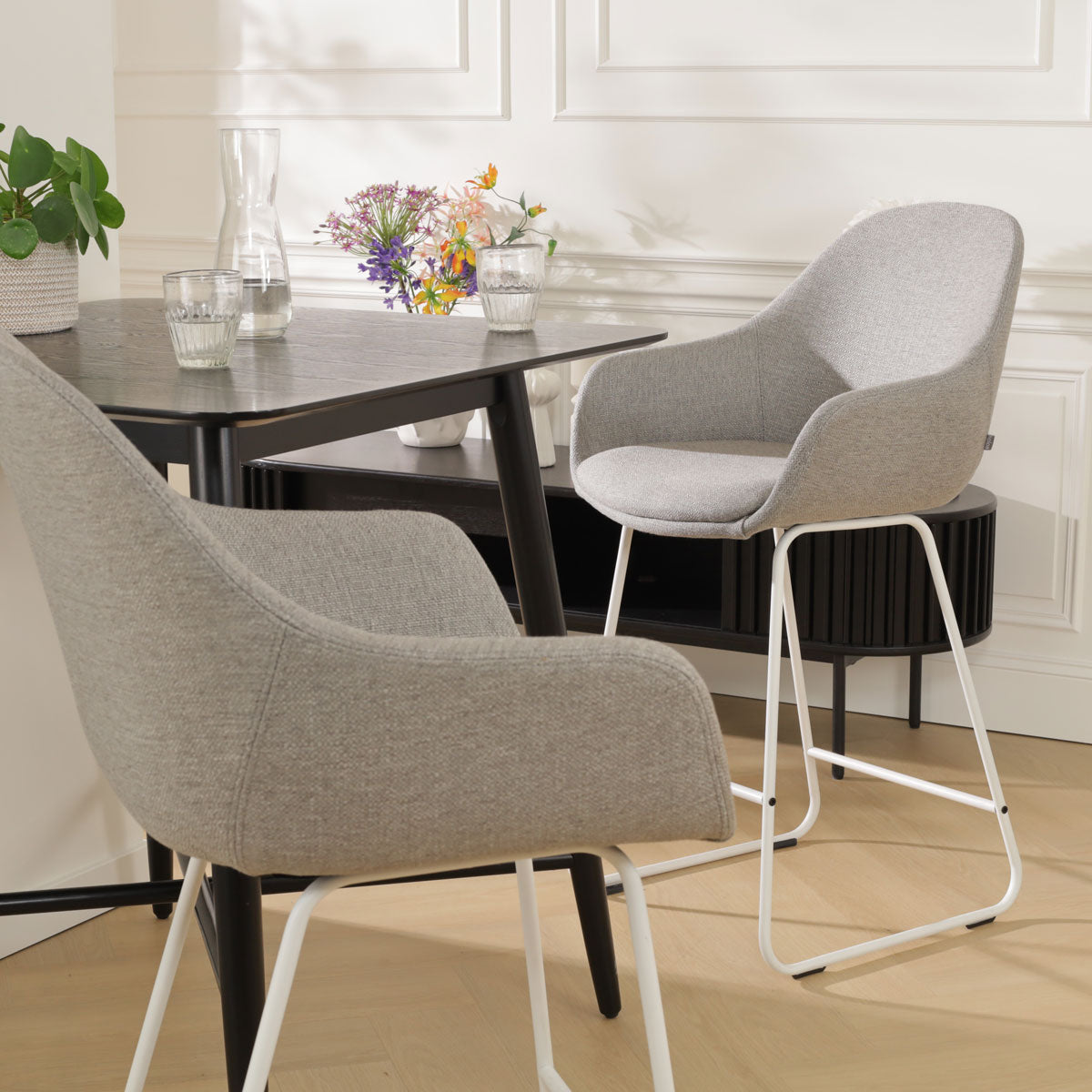 Nino-Mae barkruk warm grijs - wit onderstel - 65 cm