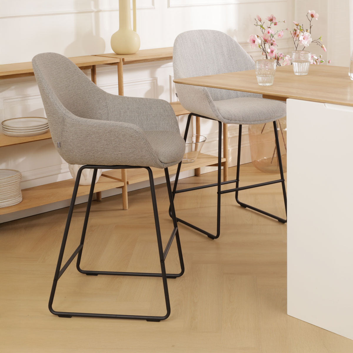 Nino-Mae barkruk warm grijs - zwart onderstel - 65 cm