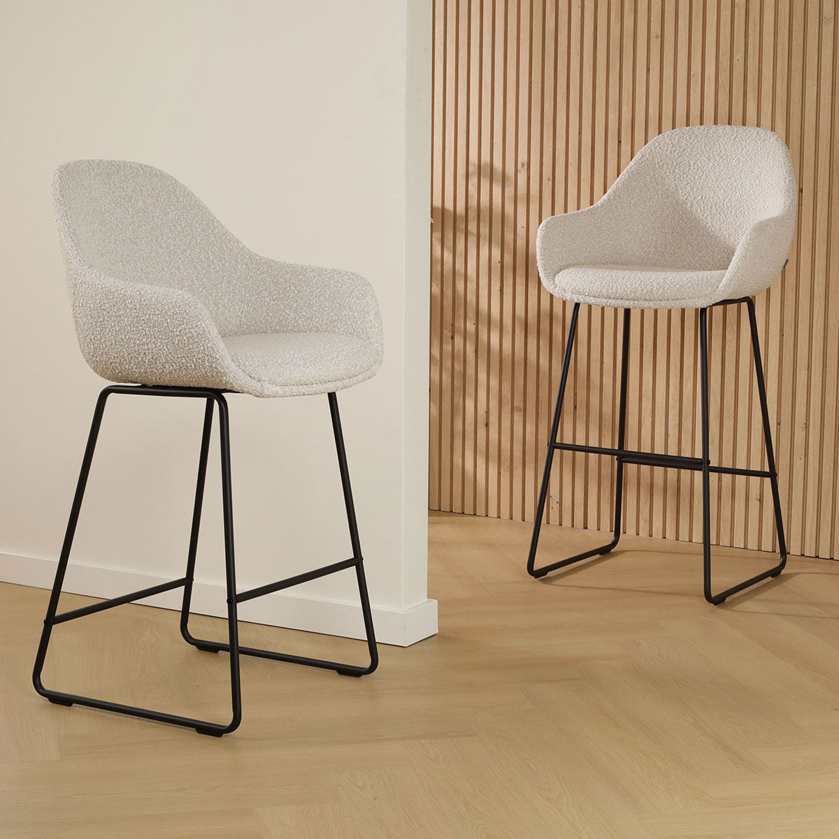 Nino-Mae barkruk bouclé beige - zwart onderstel - 65 cm