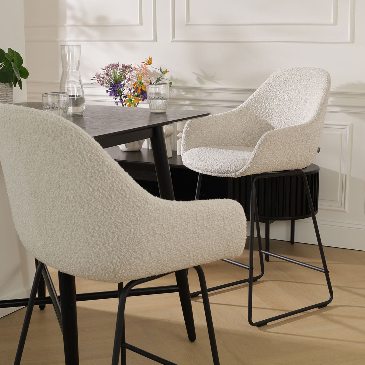 Nino-Mae barkruk bouclé beige - zwart onderstel - 75 cm